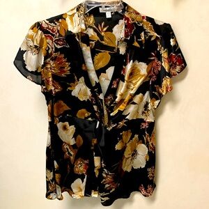 New Women’s Size 1X Pretty Flowered Blouse